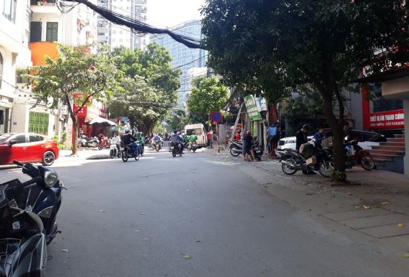 Cua hang banh trung thu huu nghi gan pho hoang sam