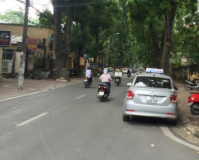 Cua hang banh trung thu huu nghi gan pho tang bat ho