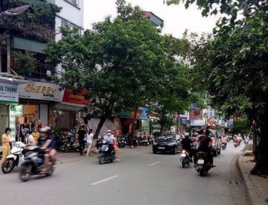 Cua hang banh trung thu huu nghi gan pho vinh phuc