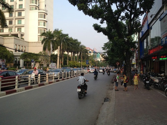 diem ban banh trung thu huu nghi cao cap tren pho cat linh